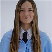 Graduada en Magisterio con Mención en Lengua Inglesa, además de contar con el certificado C1 de la Escuela Oficial de Idiomas.